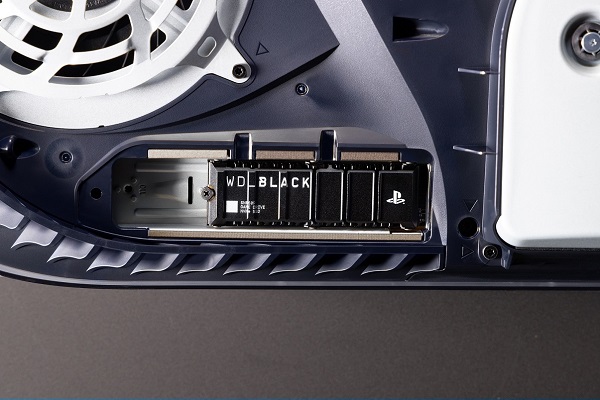 [사진2] PS5 콘솔용 WD_BLACK SN850P NVMe SSD_스타일컷.jpg
